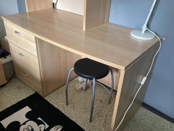 Bureau met ladekast en boekenrek beschikbaar voor biedingen