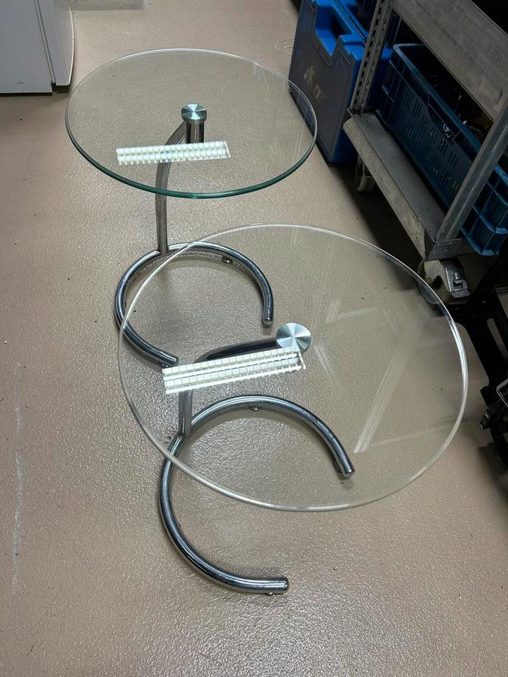 Set van 2 glazen bijzettafels met chromen onderstel, Huis en Inrichting, Tafels | Bijzettafels, Zo goed als nieuw, Ophalen