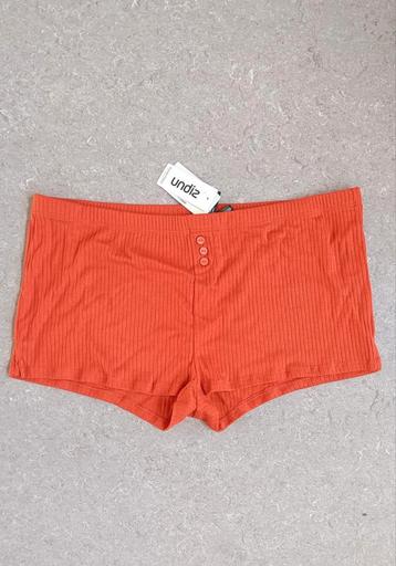 Undiz shortje XL beschikbaar voor biedingen