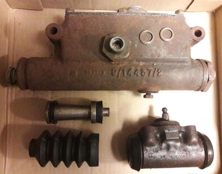 Bedford MW hoofdremcilinder en wielremcilinder compleet, Verzamelen, Militaria | Tweede Wereldoorlog, Landmacht, Overige typen