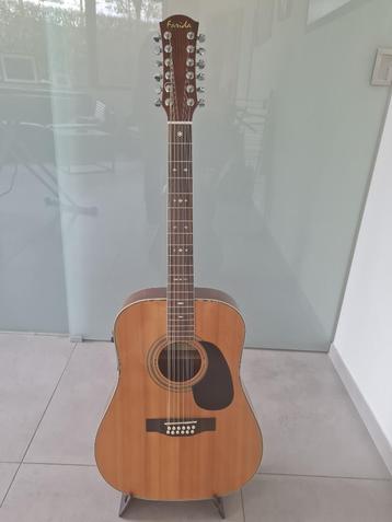 Gitaar semi-akkoestisch beschikbaar voor biedingen