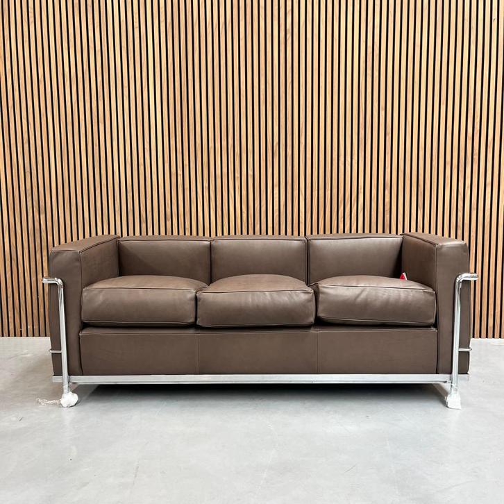 Cassina LC2 bank - Le Corbusier Mocca leder, Antiek en Kunst, Antiek | Meubels | Stoelen en Sofa's