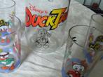 Leuk vintage Disney kruikje met glaasjes "ductales", Verzamelen, Donald Duck, Ophalen of Verzenden, Zo goed als nieuw, Servies