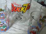 Leuk vintage Disney kruikje met glaasjes "ductales", Verzamelen, Ophalen of Verzenden, Donald Duck, Zo goed als nieuw, Servies
