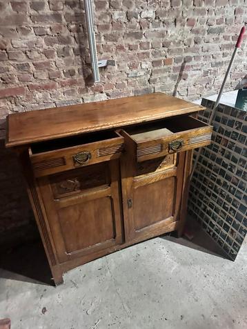 Houten kast met mooie details beschikbaar voor biedingen