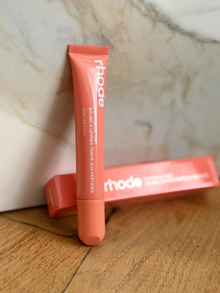 Rhode Gloss Peach Pit Nieuw, Handtassen en Accessoires, Uiterlijk | Cosmetica en Make-up, Nieuw, Make-up, Lippen, Overige kleuren