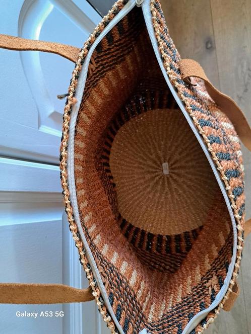 Mooie stevige tas,met lederen handvatten, Huis en Inrichting, Woonaccessoires | Schalen en Manden, Zo goed als nieuw, Mand, Ovaal