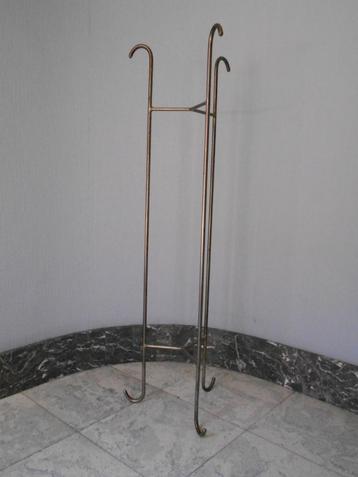 Plantenstaander beschikbaar voor biedingen