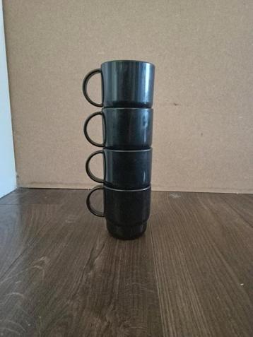 4 zwarte Tupperware bekers beschikbaar voor biedingen