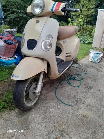 Scooter NECO kapot om te worden gerepareerd of voor onderdel beschikbaar voor biedingen
