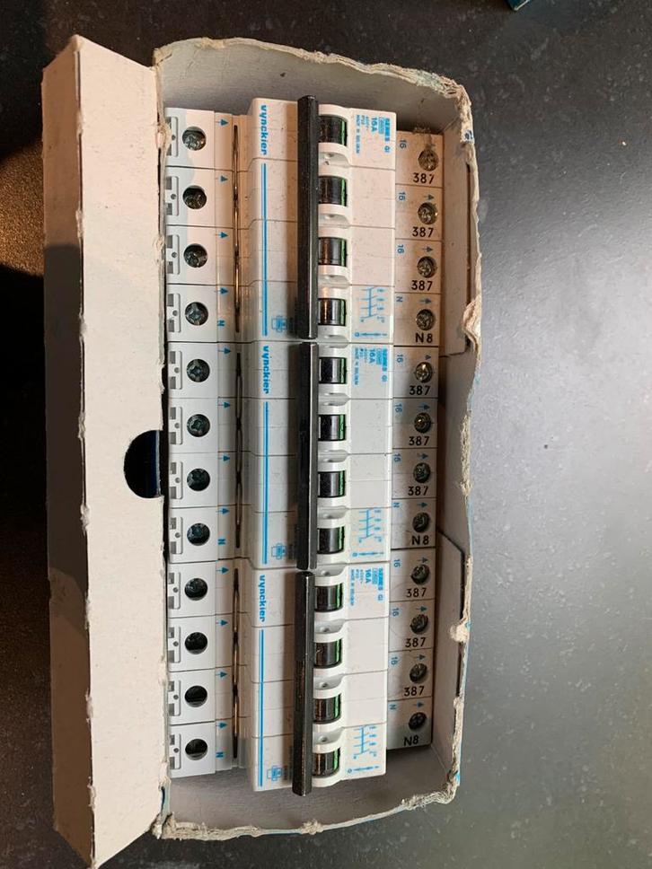 Vynckier Automatische Zekeringen 16A (400V) GI-serie 3 stuks, Doe-het-zelf en Bouw, Elektriciteit en Kabels, Zo goed als nieuw