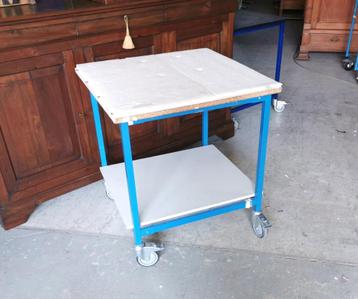 grote ijzeren werk-/rol tafel op wielen 80 x 80 H 89 beschikbaar voor biedingen