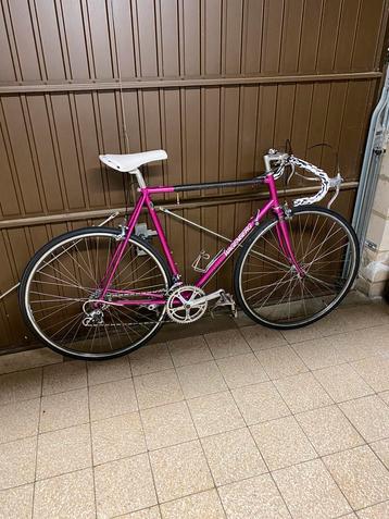 Roze retro koersfiets ideaal voor dames beschikbaar voor biedingen