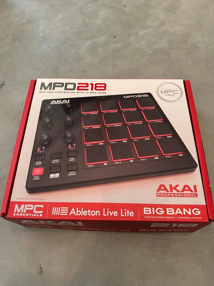 Akai MPD218 MIDI-pad controller – 16 pads, 6 knoppen, Muziek en Instrumenten, Midi-apparatuur, Zo goed als nieuw, Ophalen