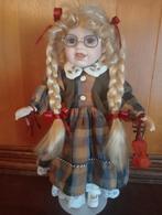 Poupées en porcelaine sur support 40 cm, Collections, Poupées, Enlèvement ou Envoi, Comme neuf, Poupée