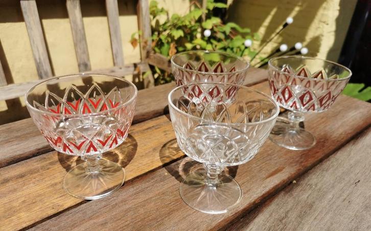 4 Vintage champagne of dessert coupes Arlequin, VMC Reims., Antiek en Kunst, Antiek | Glaswerk en Kristal, Ophalen of Verzenden