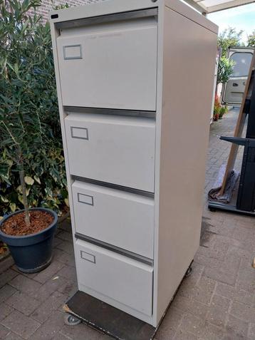 Metalen kast beschikbaar voor biedingen
