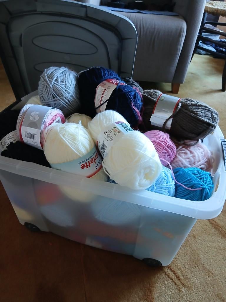 Wol , volledig doos, Hobby en Vrije tijd, Breien en Haken, Ophalen of Verzenden
