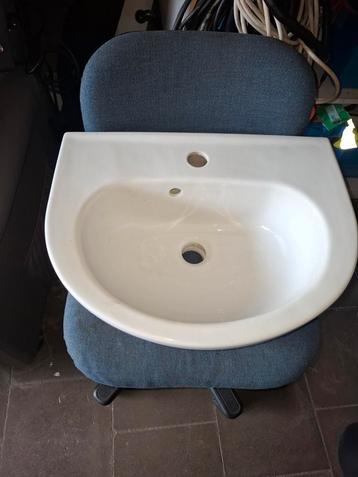 Lavabo met kraan beschikbaar voor biedingen
