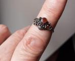 Ring mét Zilvermerk / oude pinkring met natuursteentje, Bijoux, Sacs & Beauté, Bagues, Rouge, Enlèvement ou Envoi, Comme neuf