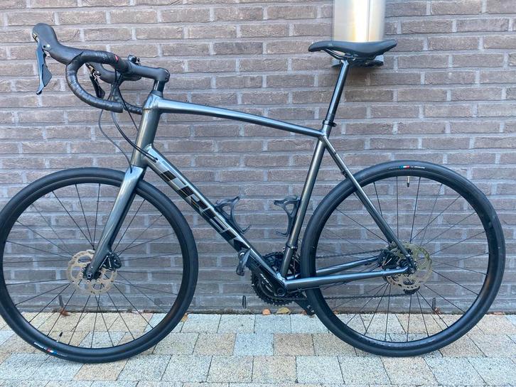 Trek Domane AL5 disc framemaat 61 + Artivelo BikeDock, Fietsen en Brommers, Fietsen | Heren | Sportfietsen en Toerfietsen, Zo goed als nieuw