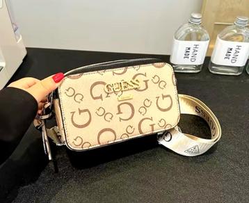 "Iconische Stijl: Guess Crossbody Tas voor Moderne Look"  beschikbaar voor biedingen