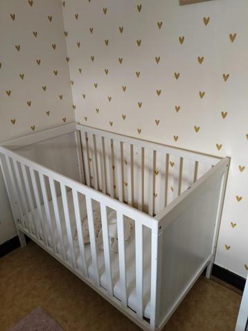 Babybed wit met matras en lakens beschikbaar voor biedingen