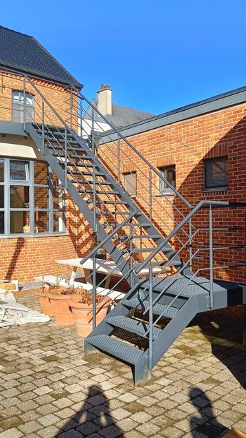 metalen buitentrap beschikbaar voor biedingen