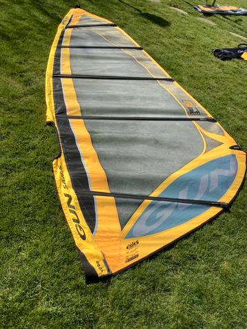 Windsurfzeil Gun 5.7 met draagtas. In prima staat. beschikbaar voor biedingen