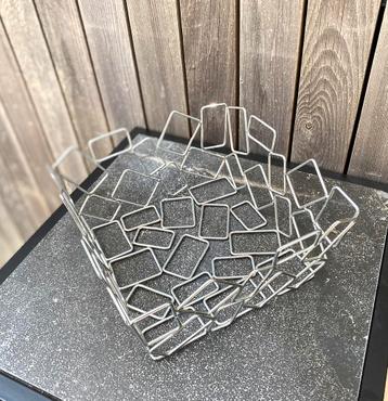 Metalen, gevlochten fruit- of decoratiemand  beschikbaar voor biedingen