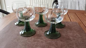 vintage glazen met groene voet