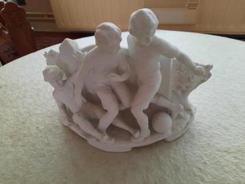 vintage witte brievenhouder in figuur van voetbalspelers beschikbaar voor biedingen