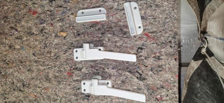 Witte metalen deurklinken te koop (70 stuks), Doe-het-zelf en Bouw, Hang- en Sluitwerk, Zo goed als nieuw, Ophalen