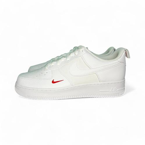 Nike Air Force 1 Low '07 SE White Red Mini Swoosh - 45, Kleding | Heren, Schoenen, Nieuw, Sneakers, Wit, Verzenden
