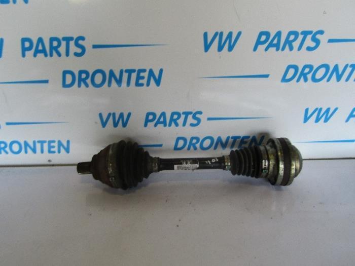 Aandrijfas links-voor van een Volkswagen Golf, Auto-onderdelen, Remmen en Aandrijving, Volkswagen, Gebruikt, 3 maanden garantie