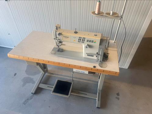 Industriële naaimachine brother e40 vol automaat, Hobby en Vrije tijd, Naaimachines en Toebehoren, Gebruikt, Naaimachine, Brother