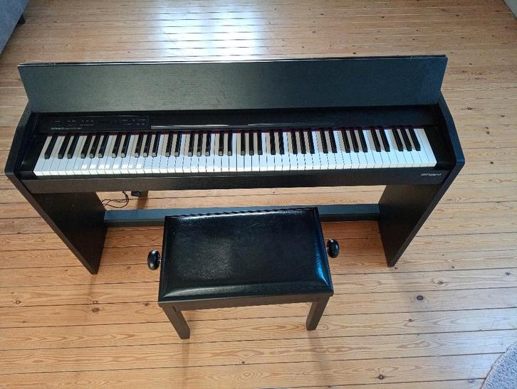 Digitale Piano - Roland F-140R, Muziek en Instrumenten, Piano's, Zo goed als nieuw, Piano, Zwart, Digitaal, Ophalen