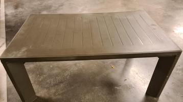 Groene plastieken tuintafel beschikbaar voor biedingen