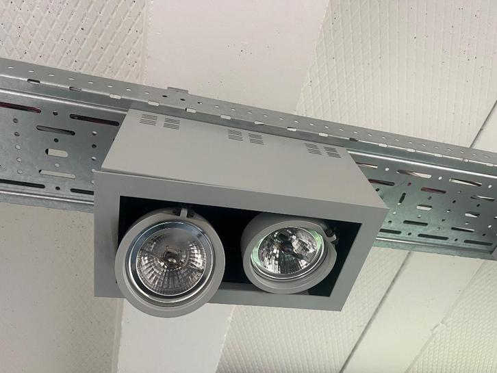 Verlichting: 2 spots in een bak, Huis en Inrichting, Lampen | Spots, Zo goed als nieuw, Plafondspot of Wandspot, Inbouw, Ophalen
