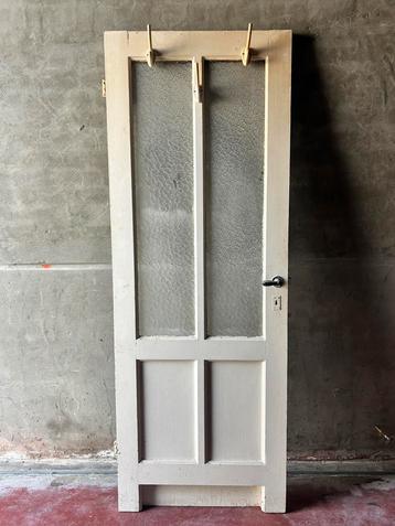 Authentieke vintage binnendeur met glas beschikbaar voor biedingen