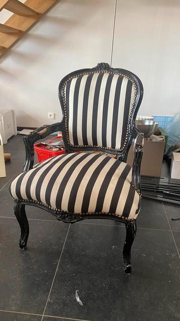 Fauteuil style vintage noir et blanc, à rayures beschikbaar voor biedingen