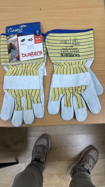 Partij Busters handschoenen beschikbaar voor biedingen