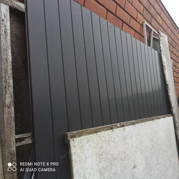 houten paneel met bruine plastiek planchetten  beschikbaar voor biedingen