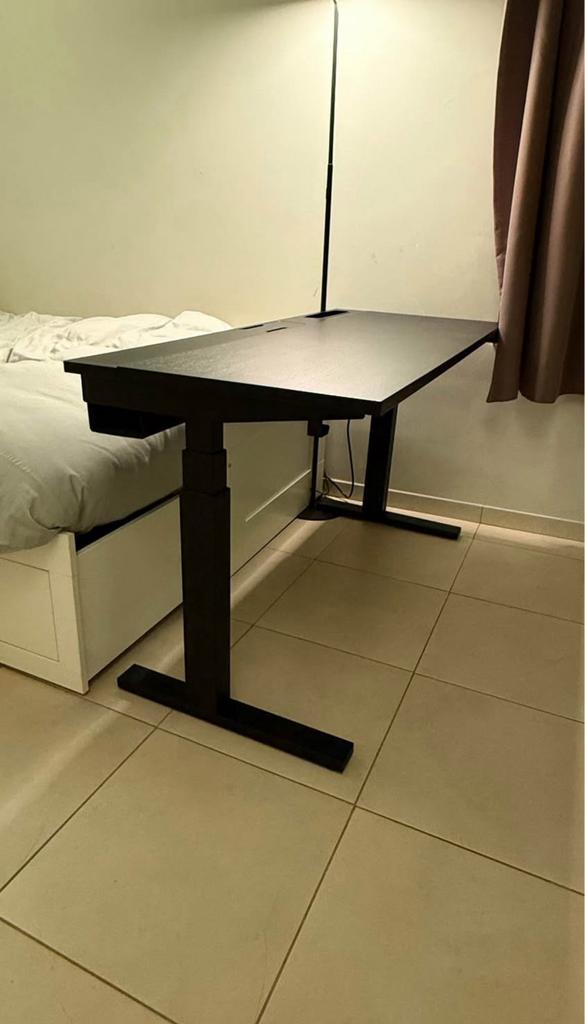 IKEA elektrisch bureau 140x60 – Zwart — incl. kabelgoot & …, Huis en Inrichting, Bureaus, Zo goed als nieuw, Bureau, Elektrisch