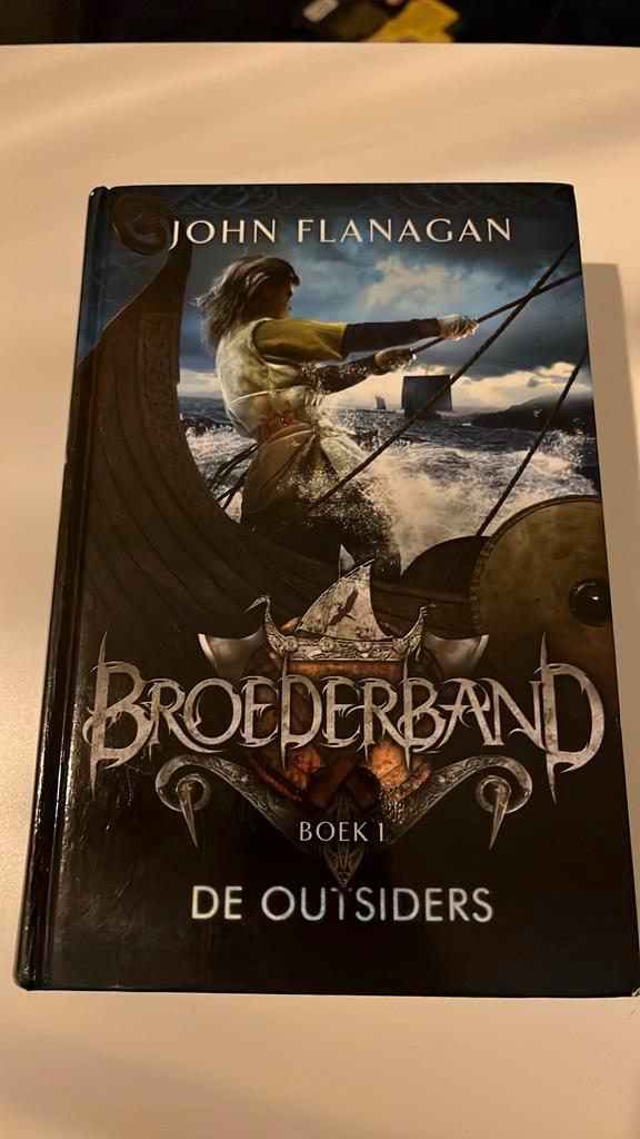 John Flanagan - De outsiders, Boeken, Kinderboeken | Jeugd | 10 tot 12 jaar, Zo goed als nieuw, Fictie, Ophalen