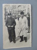 oude foto Militair Postbode Politie uniform int stad ?, Verzamelen, Verzenden, Overige soorten, Foto of Poster