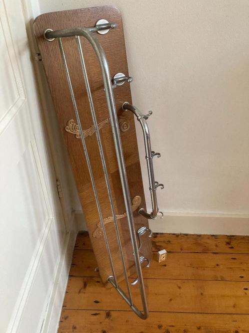 Gispen -achtig stalen kapstok op houtsnijwerk bord vintage, Huis en Inrichting, Woonaccessoires | Kapstokken, Gebruikt, Wandkapstok