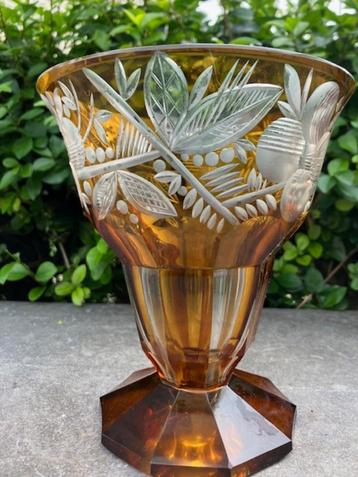 BRUINE VINTAGE VAAS IN GESLEPEN BOHEEMS GLAS. BIEDERMEIER beschikbaar voor biedingen