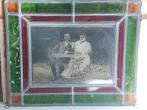 Oud glasraam met middenin tafereel man en vrouw, Antiek en Kunst, Antiek | Glaswerk en Kristal, Ophalen of Verzenden