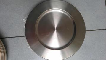 12 grote ZILVERKLEURIGE METALEN ONDERZETBORDEN beschikbaar voor biedingen
